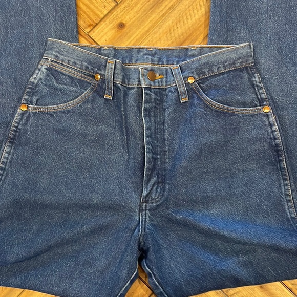 Woman’s Wrangler Jeans - Picture 5 of 9